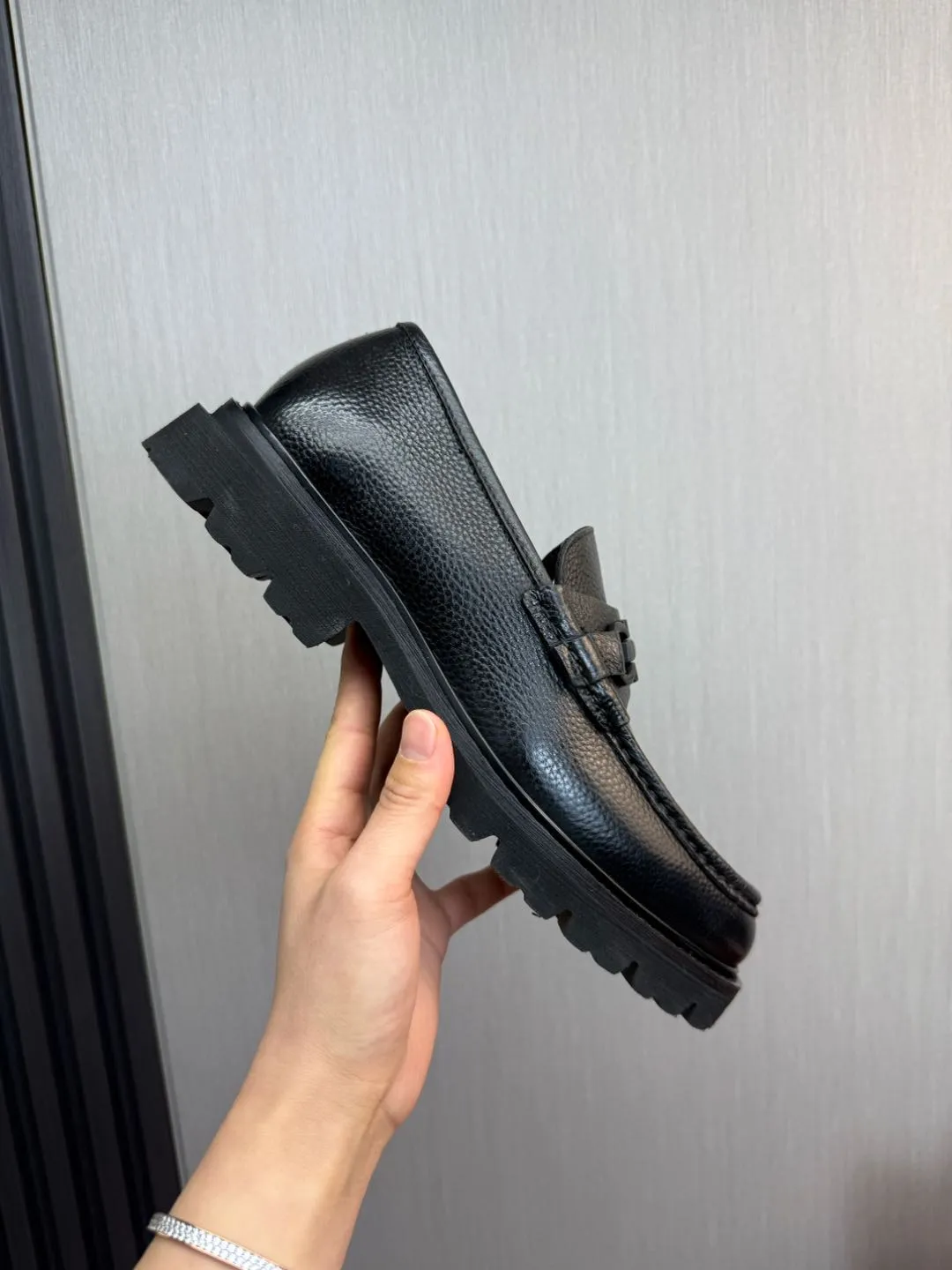 Men's shoes 💰880💰 Ferragamo. [Ferragamo] men's thick-soled loafers, the latest hot style, 1:1 original purchase quality, top quality, imported open-edge beaded cowhide leather on the upper, hand-made three-dimensional stitching highlights the round toe design, the inner foot pads are all imported cowhide, with original lightweight foam outsole, matching code 39-44, (38, 45 custom-made, non-refundable)